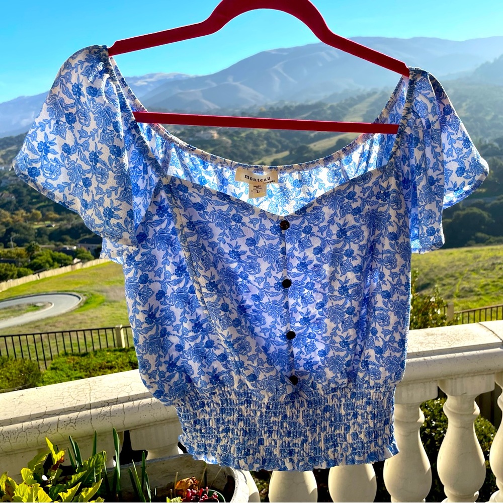 💙 So sweet blue smocked Top 🦚